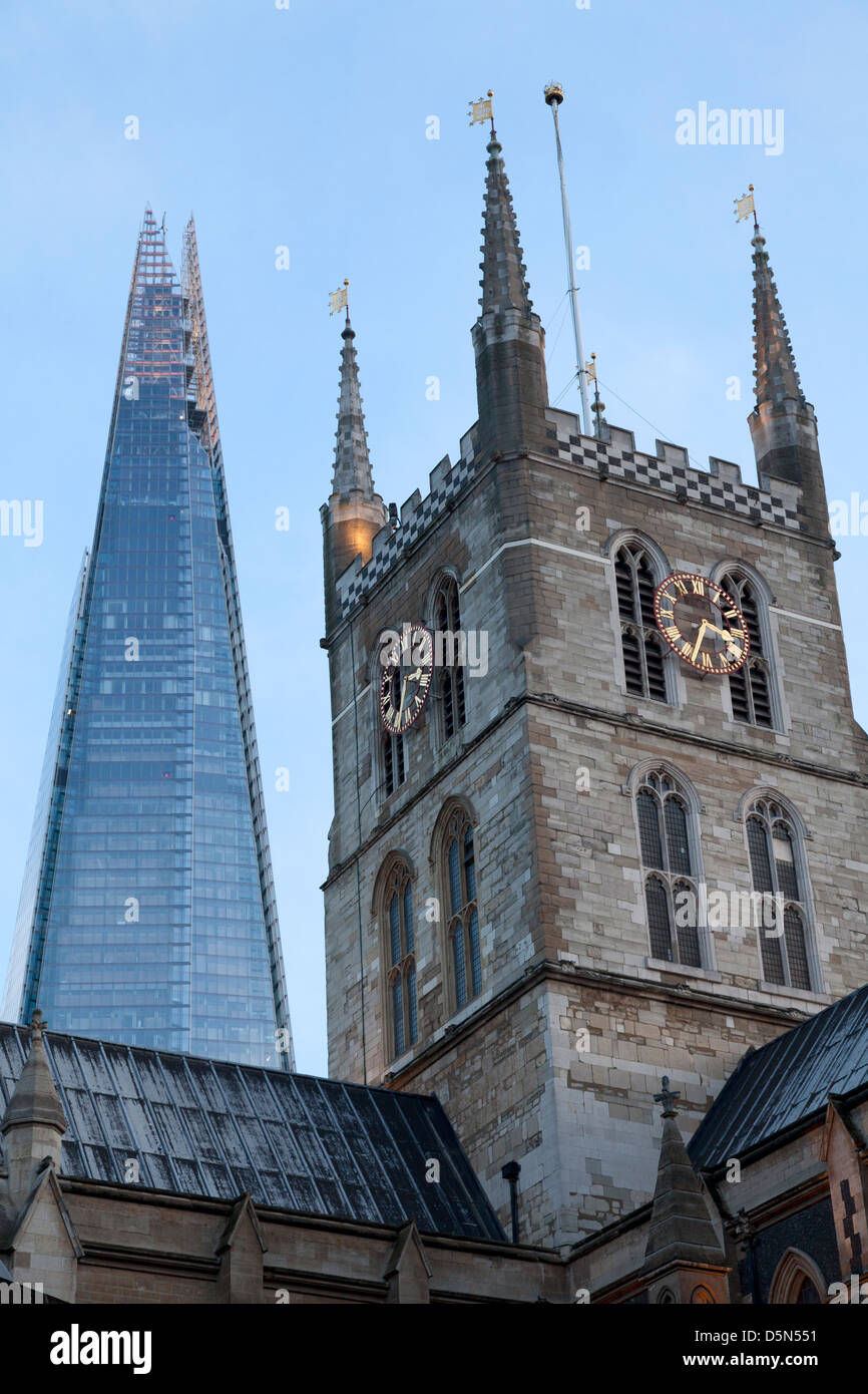 La Shard crescente dietro la Cattedrale di Southwark, Londra Foto Stock