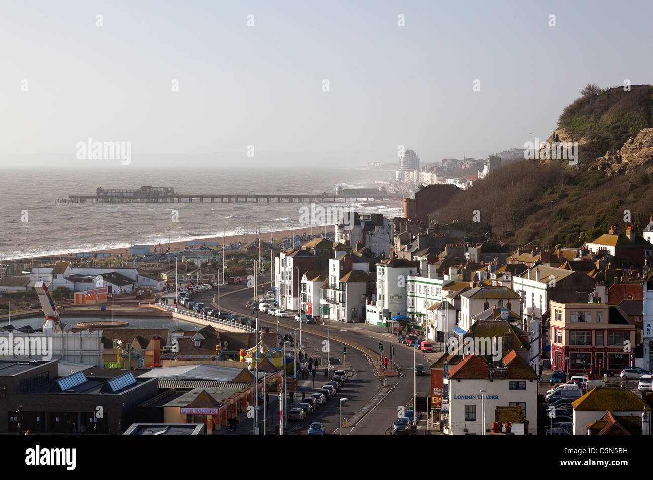 Vista di Hastings fronte mare da East Hill, East Sussex Foto Stock