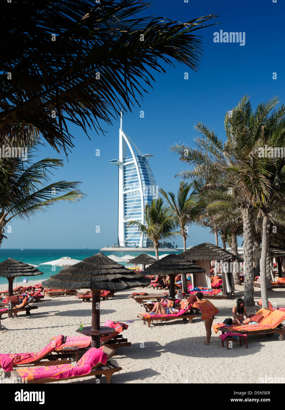 Beach resort accanto al Burj Al Arab Hotel di lusso in Dubai Emirati Arabi Uniti Foto Stock