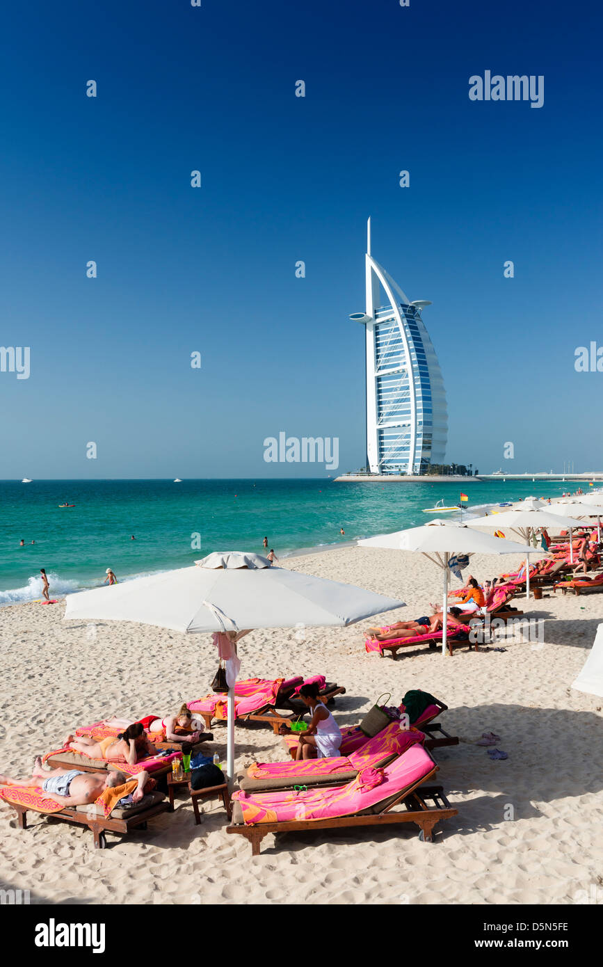 Beach resort accanto al Burj Al Arab Hotel di lusso in Dubai Emirati Arabi Uniti Foto Stock