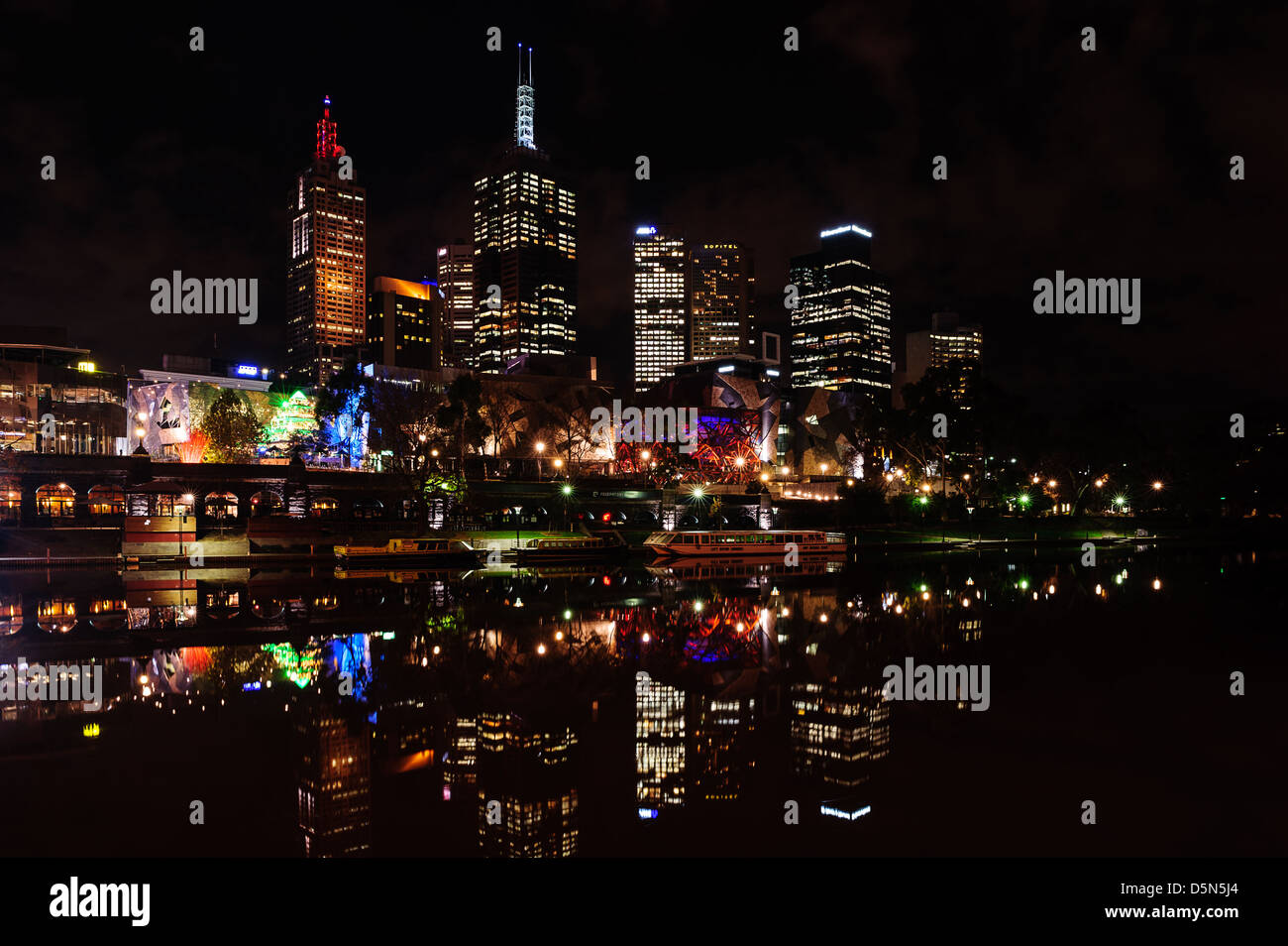 Una serena estate la vista notturna attraverso il fiume Yarra al centro di Melbourne, Australia. Foto Stock