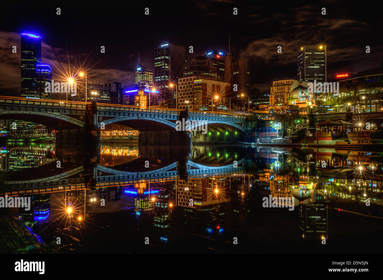 Una serena estate la vista notturna attraverso il fiume Yarra al centro di Melbourne, Australia. Foto Stock