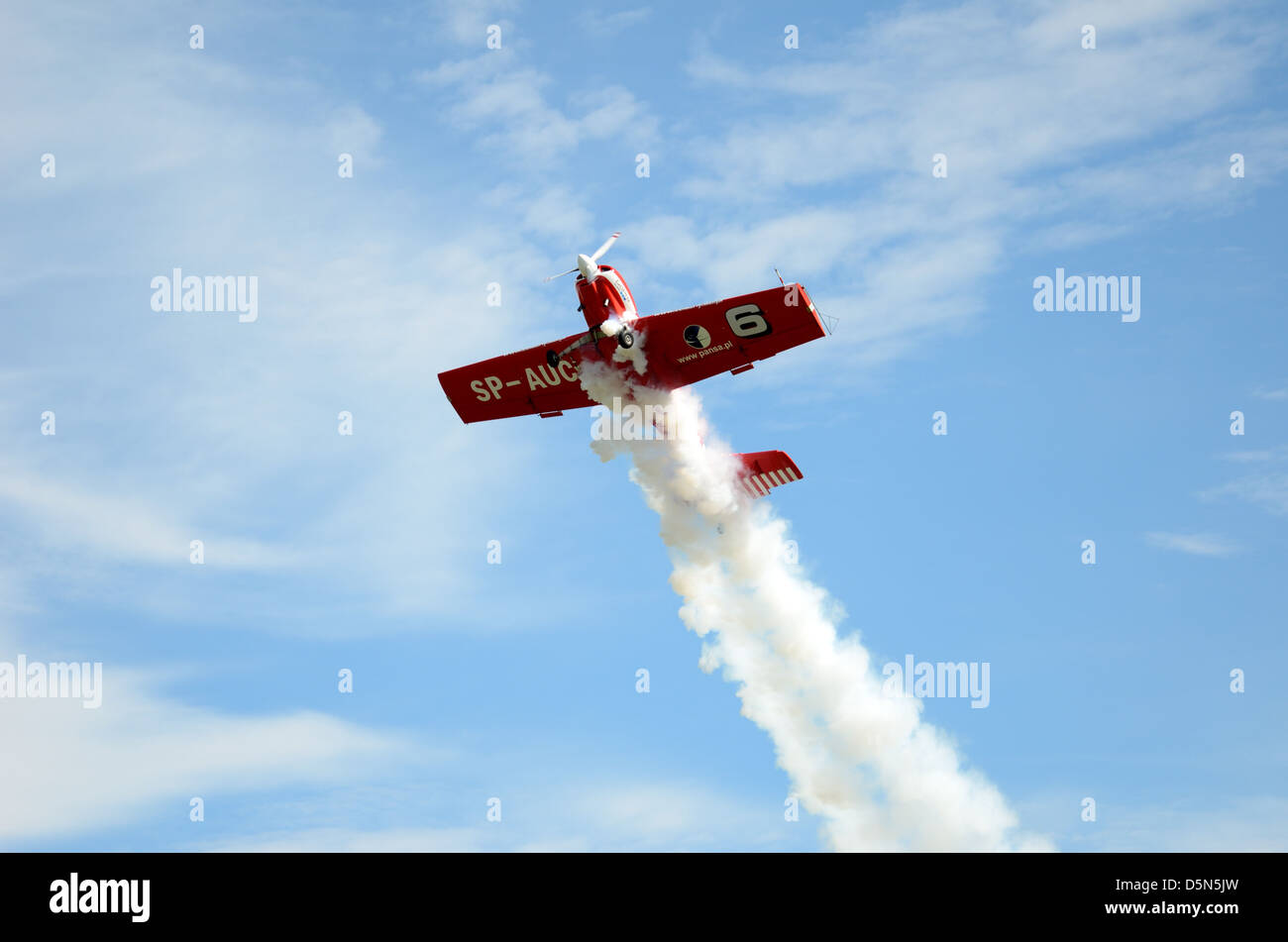 Tadeusz pilota Kolaszewski esegue spettacolo acrobatico nel piano Zlin-50 LS su 25 Agosto 2012 in Szymanow aeroporto in Polonia. Foto Stock