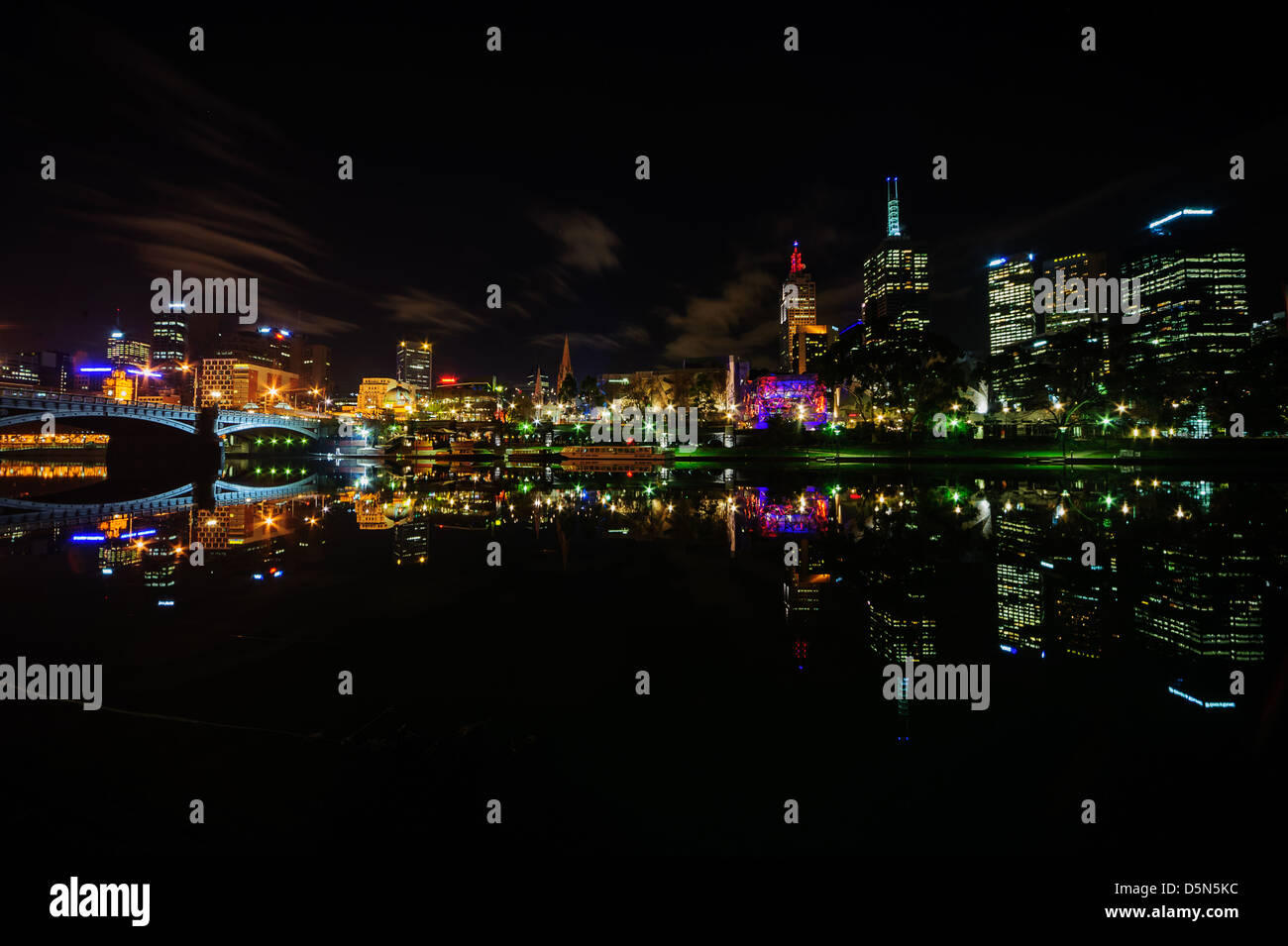 Una serena estate la vista notturna attraverso il fiume Yarra al centro di Melbourne, Australia. Foto Stock