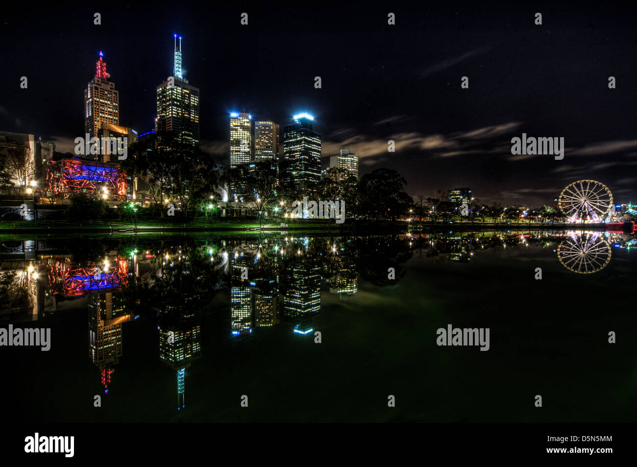 Una serena estate la vista notturna attraverso il fiume Yarra al centro cittadino di Melbourne, Australia. Foto Stock