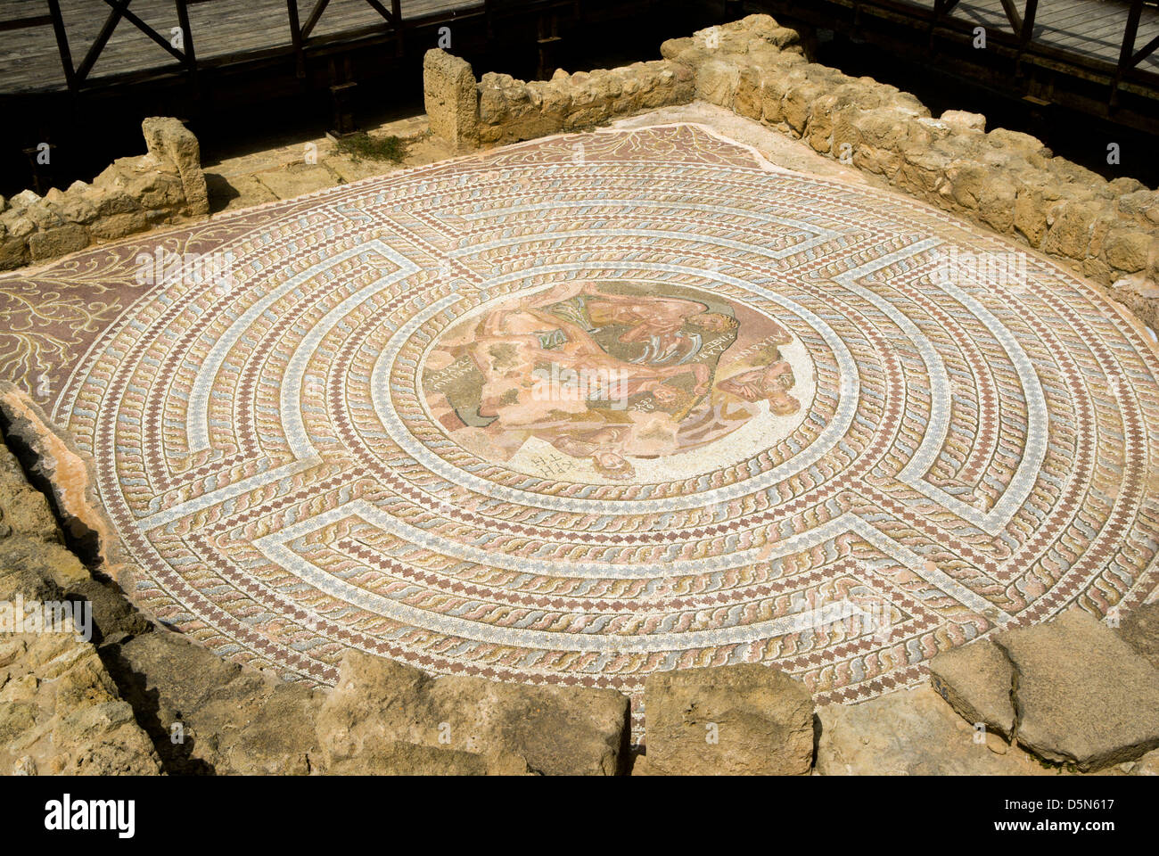 Mosaico di Teseo che uccide il Minotauro, casa di Thesius parco archeologico, Paphos, Cipro Foto Stock