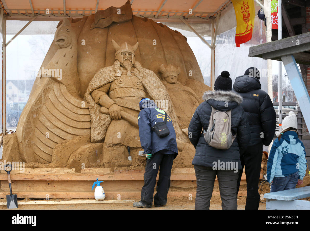 Warnemuende, Germania. 5 aprile 2013. Andrey Molokov dalla Repubblica di Chuvash opere sulla sua la scultura di sabbia "Vikings' in corrispondenza di una zona di balneazione del Mar Baltico in Warnemuende. Nove artisti provenienti da sei paesi design sculture di sabbia sotto il tema "favole e miti del mare". Foto: BERND WUESTNECK/DPA/Alamy Live News Foto Stock