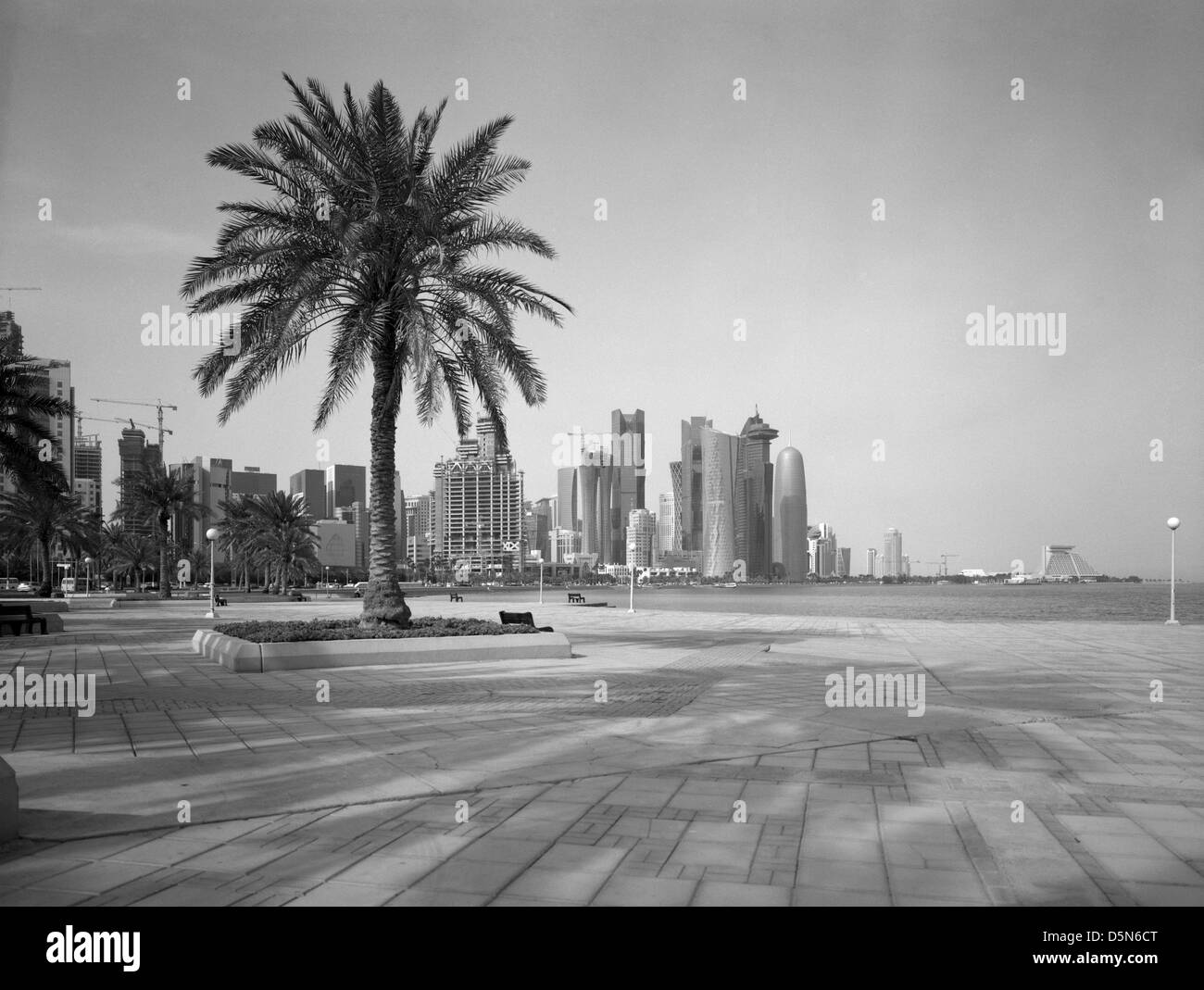 Una vista della Corniche e l'alto-aumento skyline di Doha, in Qatar, nel mese di aprile 2013 Foto Stock
