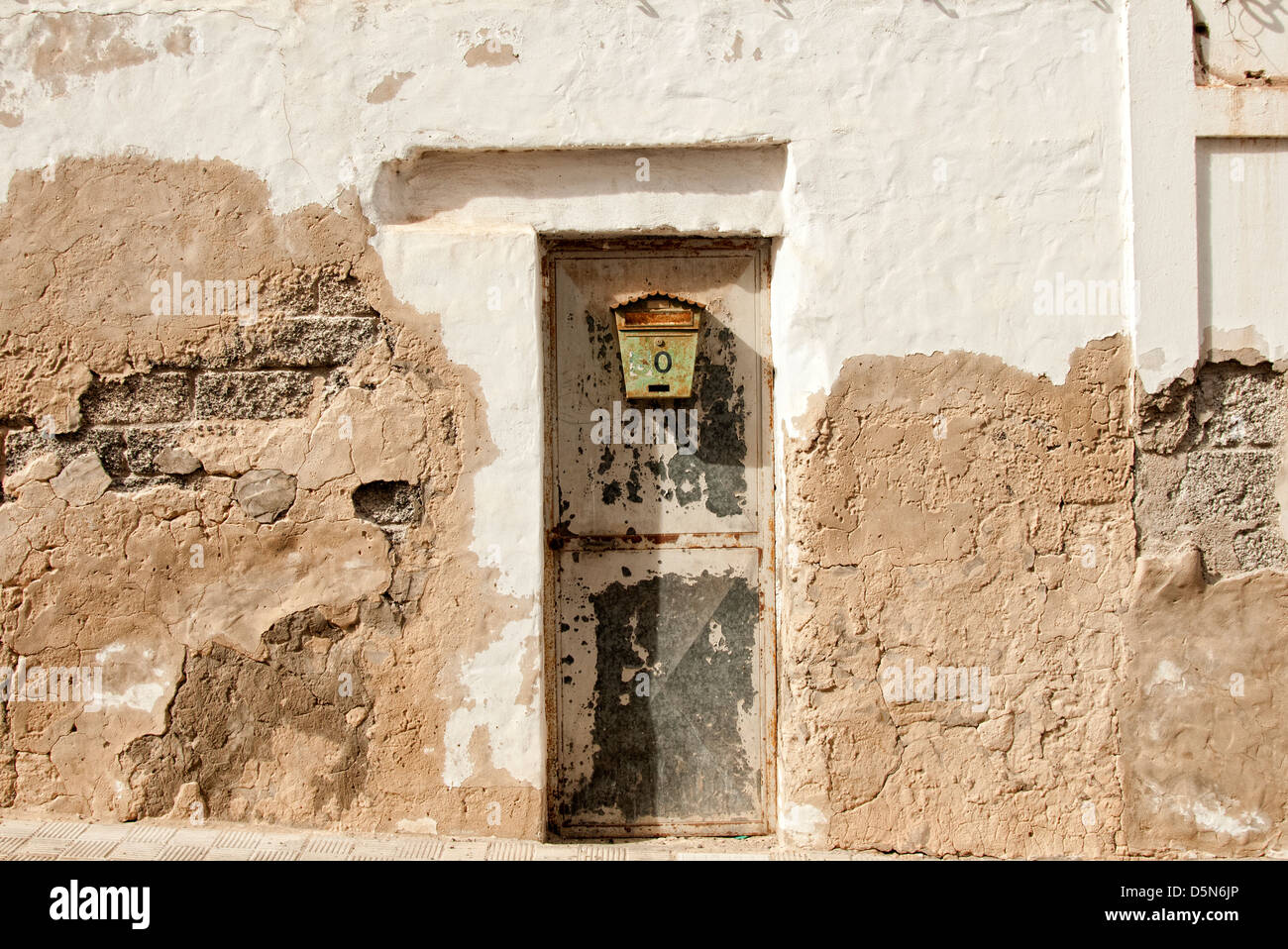 Porta in un vecchio edificio rustico Foto Stock