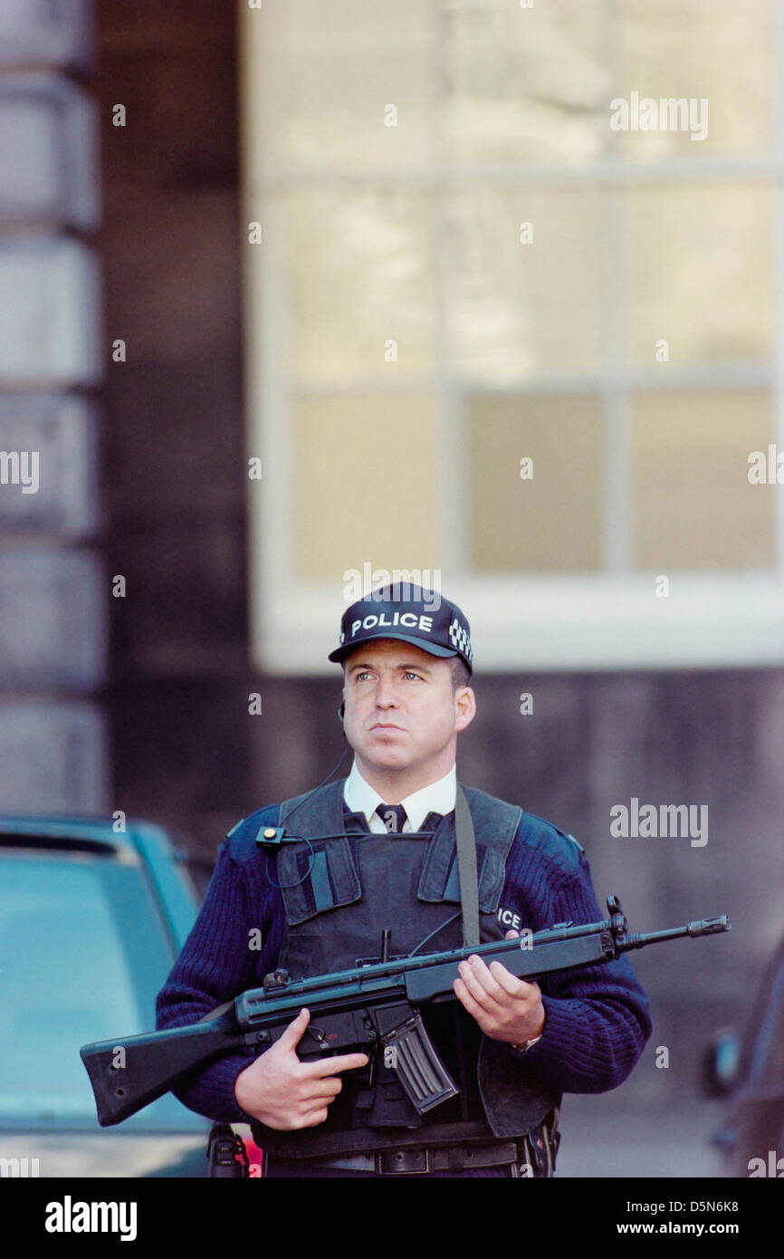 Il poliziotto armato distribuito al di fuori dell'Alta Corte di Edimburgo, Scozia Foto Stock