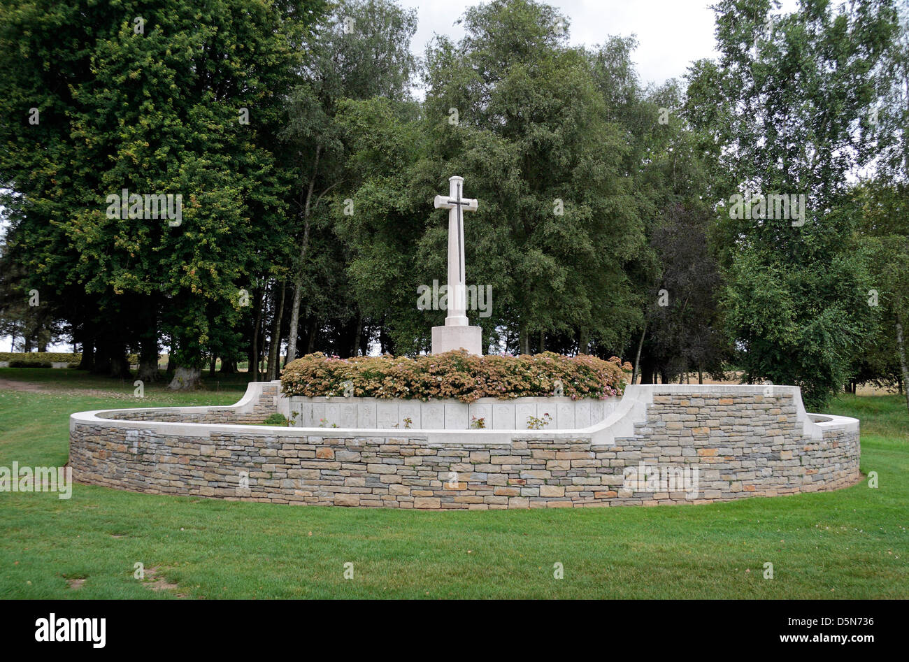 Il CWGC del cacciatore del cimitero, caduti sepolto in un grande foro di shell, presso il Terranova Memorial Park, Somme, Francia. Foto Stock