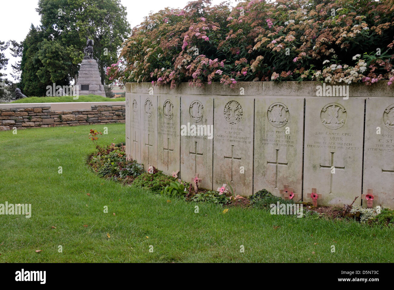 Il CWGC del cacciatore del cimitero, caduti sepolto in un grande foro di shell, presso il Terranova Memorial Park, Somme, Francia. Foto Stock