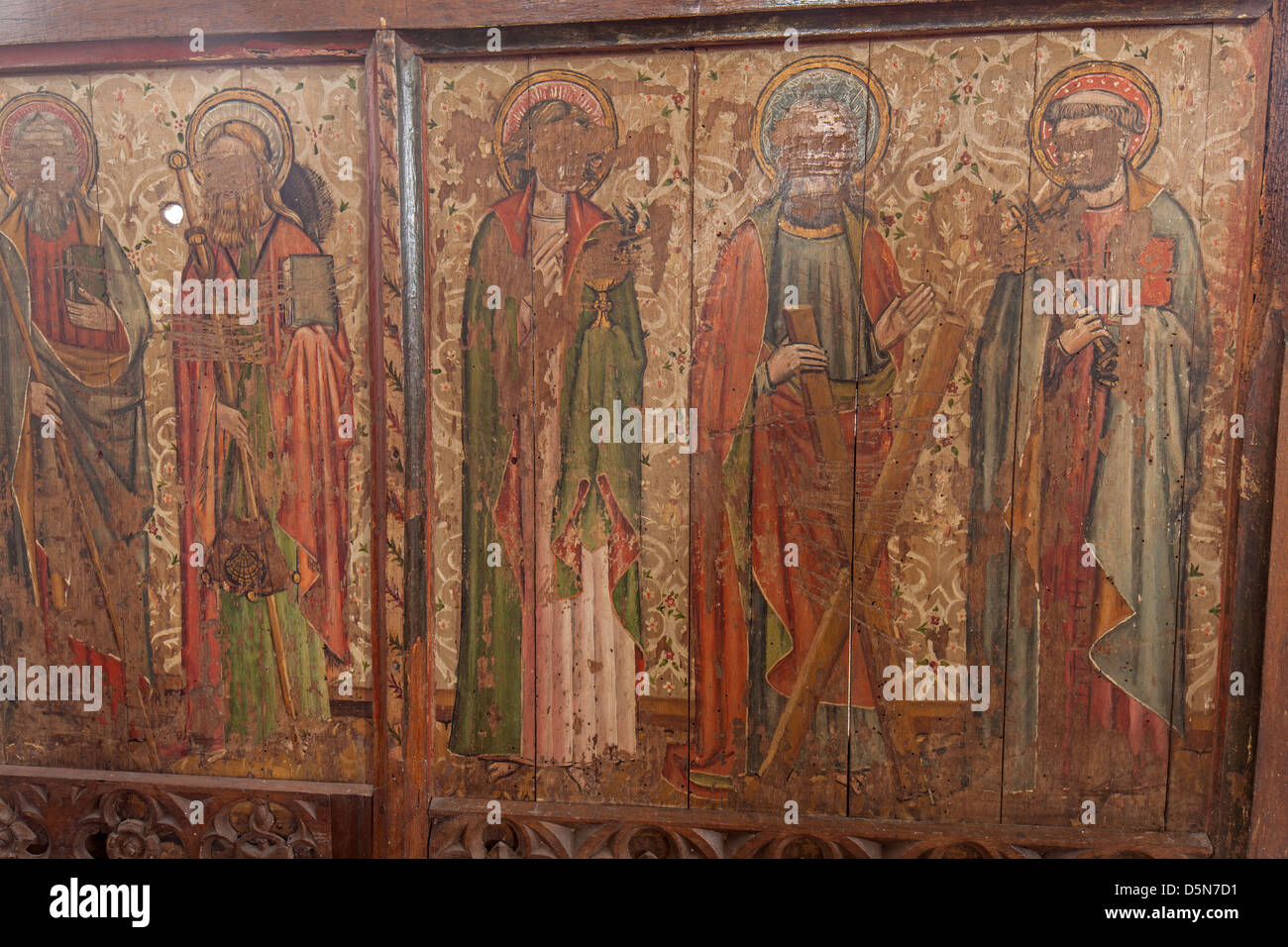 Il dipinto di rood screen presso la chiesa di San Michele Irstead, Parco Nazionale di Norfolk Broads, England, Regno Unito Foto Stock