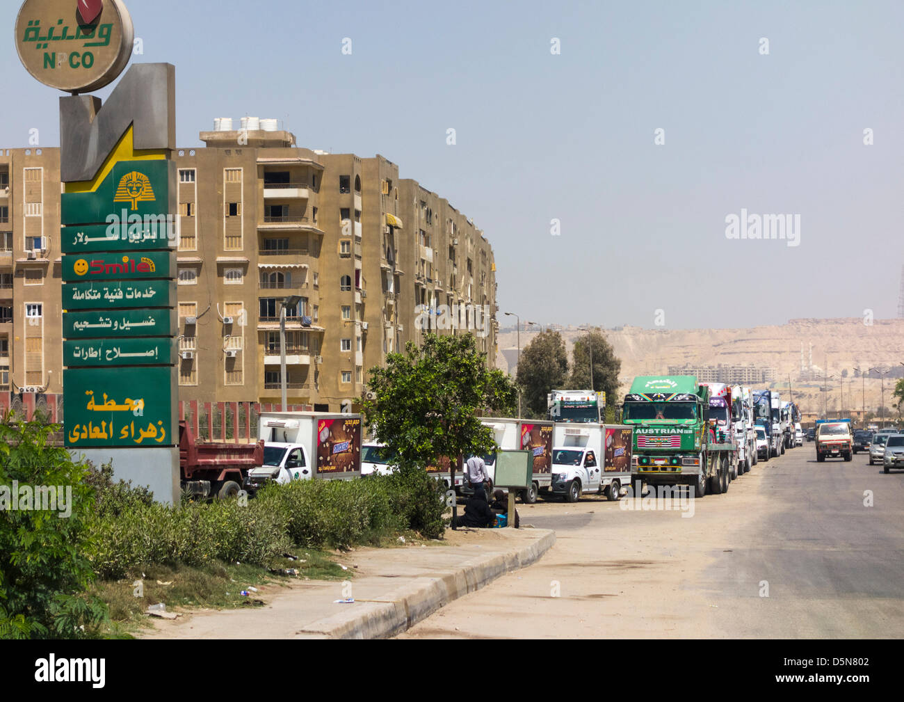 Il Cairo, Egitto. 5 aprile 2013. Coda di autocarri al di fuori della stazione di benzina in Il Cairo Egitto a causa della mancanza di carburante diesel. Credito: B.O'Kane / Alamy Live News Foto Stock