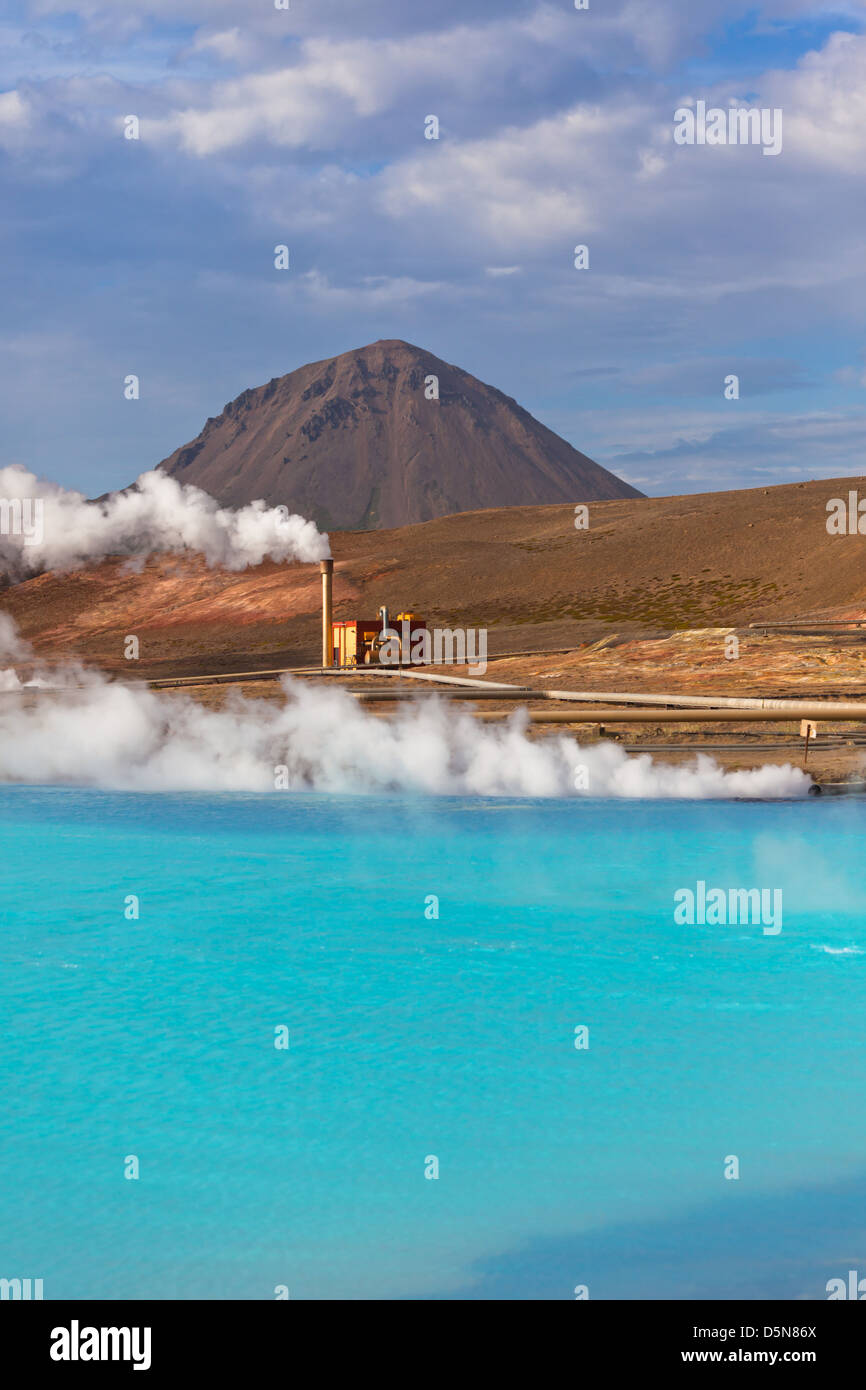 Stazione Elettrica Geotermica e turchese brillante lago in Islanda in estate giornata di sole Foto Stock