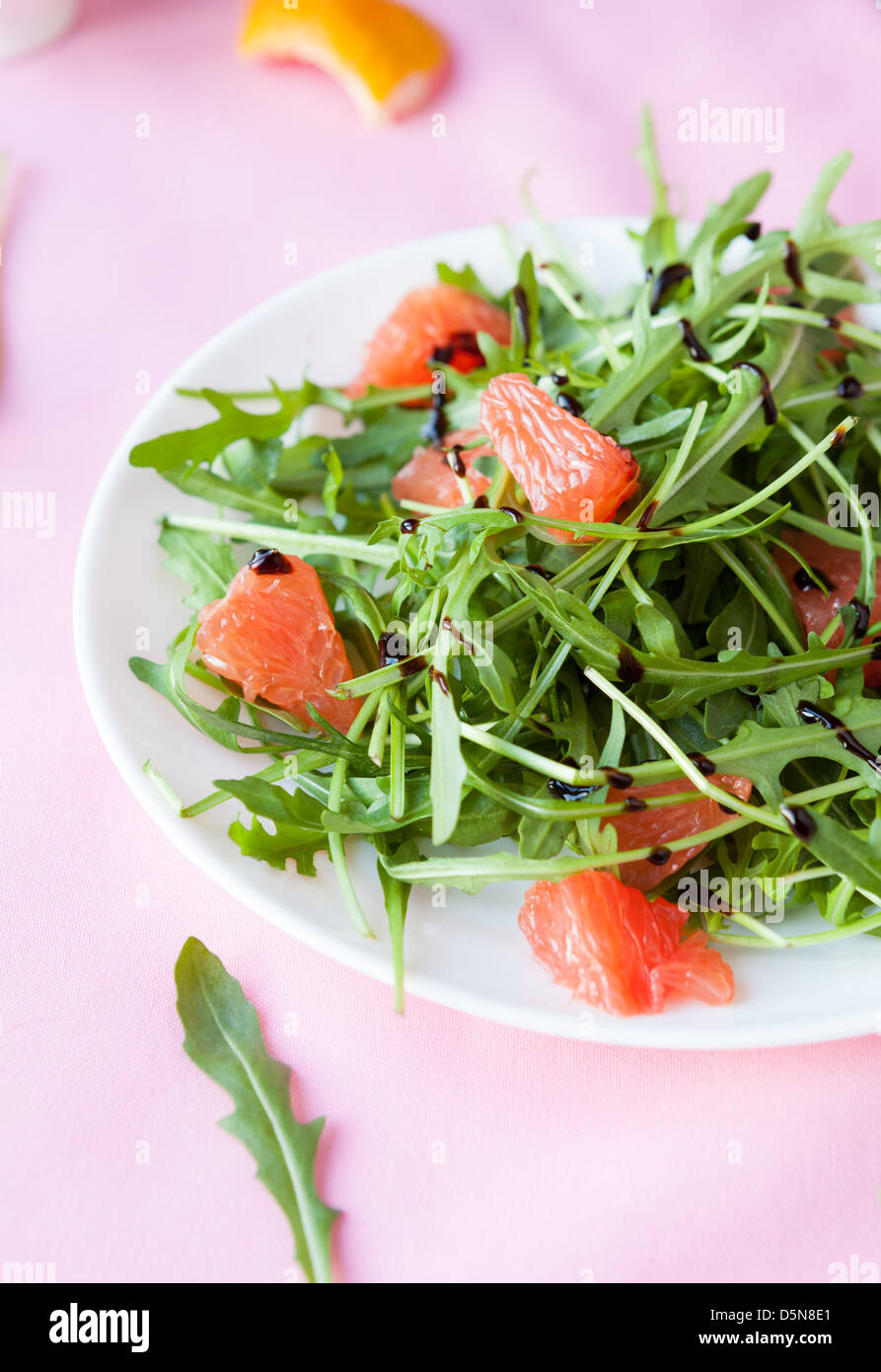 Succosa insalata con fette di pompelmo, primo piano Foto Stock