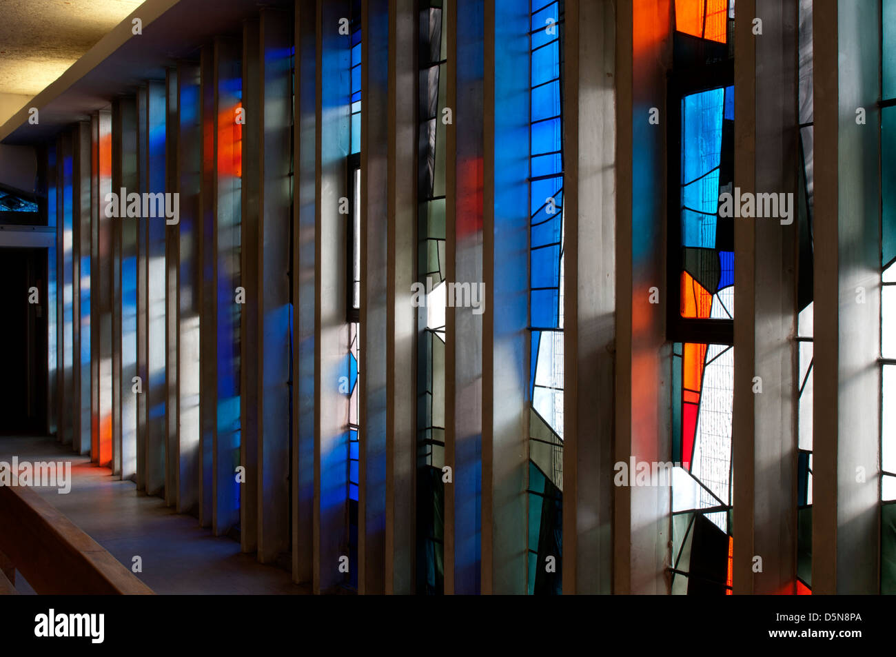 Il vetro macchiato in Saint Thomas More RC Chiesa, Sheldon, West Midlands, England, Regno Unito Foto Stock