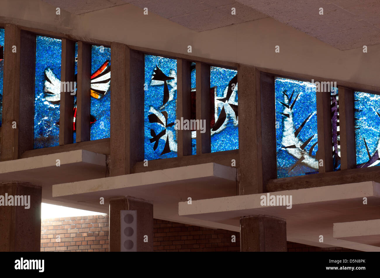 Il vetro macchiato in Saint Thomas More RC Chiesa, Sheldon, West Midlands, England, Regno Unito Foto Stock