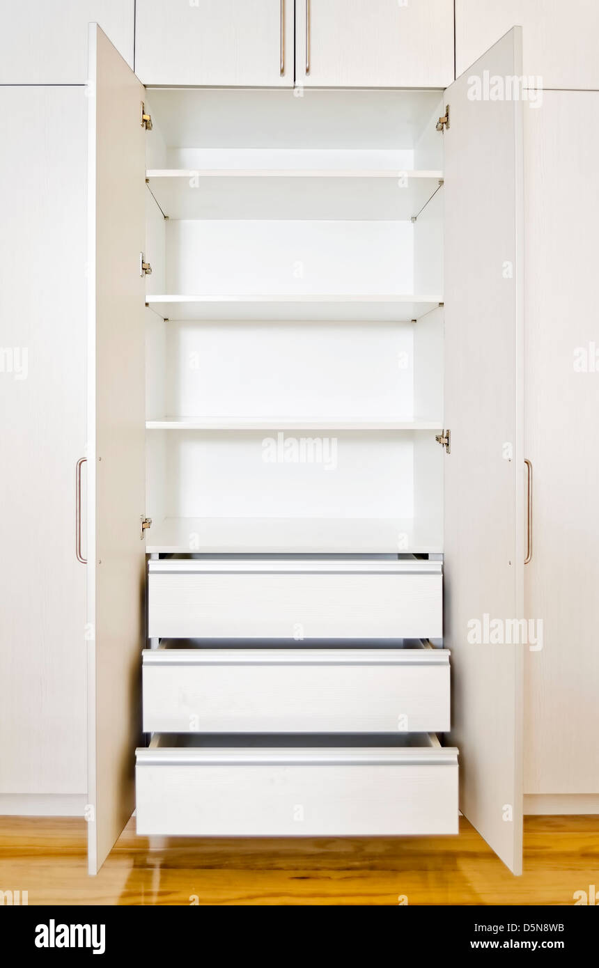 Built-in armadio in camera di un vuoto di nuova costruzione appartamento. Foto Stock