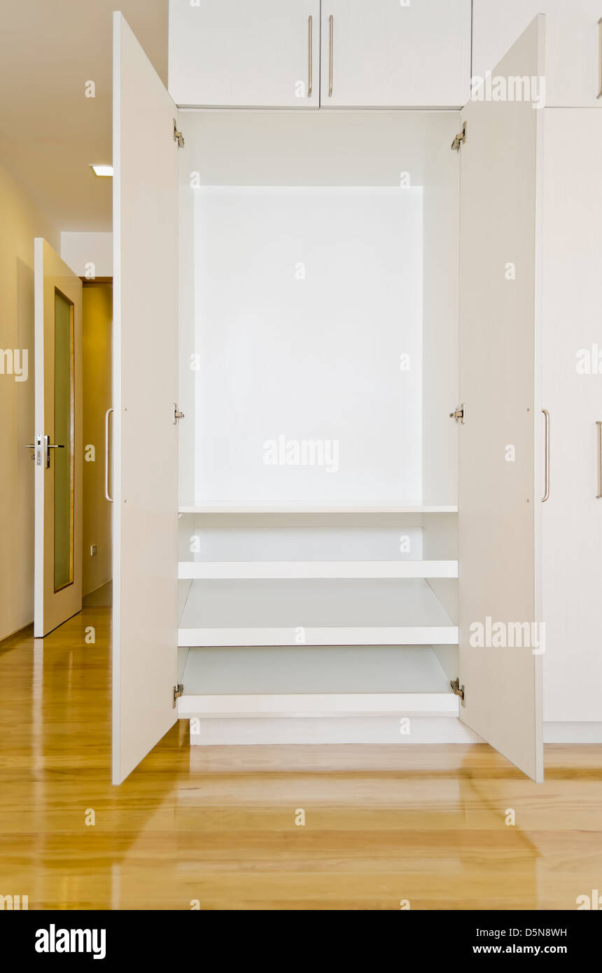 Built-in armadio in camera di un vuoto di nuova costruzione appartamento. Foto Stock