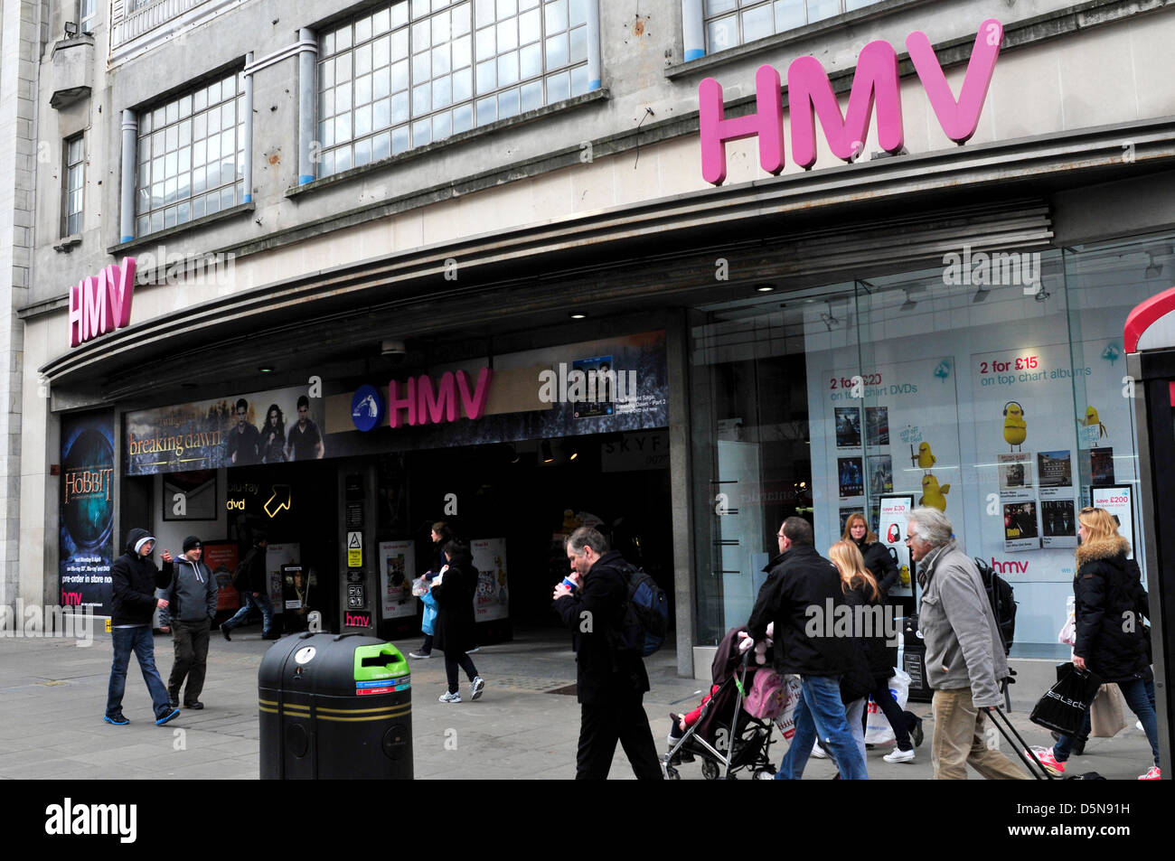 La gente a piedi passato un HMV store in Oxford Street, Londra, Regno Unito. Foto Stock