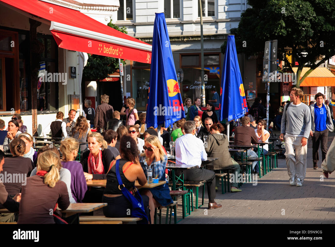 Gli ospiti nel caffè all'aperto a Schulterblatt, Schanzenviertel, Amburgo, Germania Foto Stock