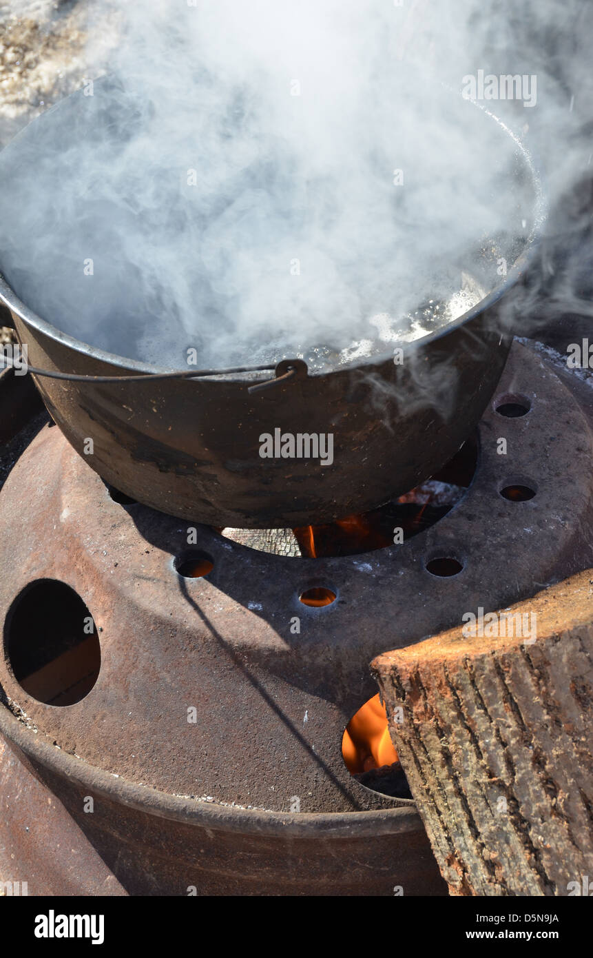 Il processo di ebollizione maple sap per creare lo sciroppo d'acero, utilizzando un metodo tradizionale. Foto Stock