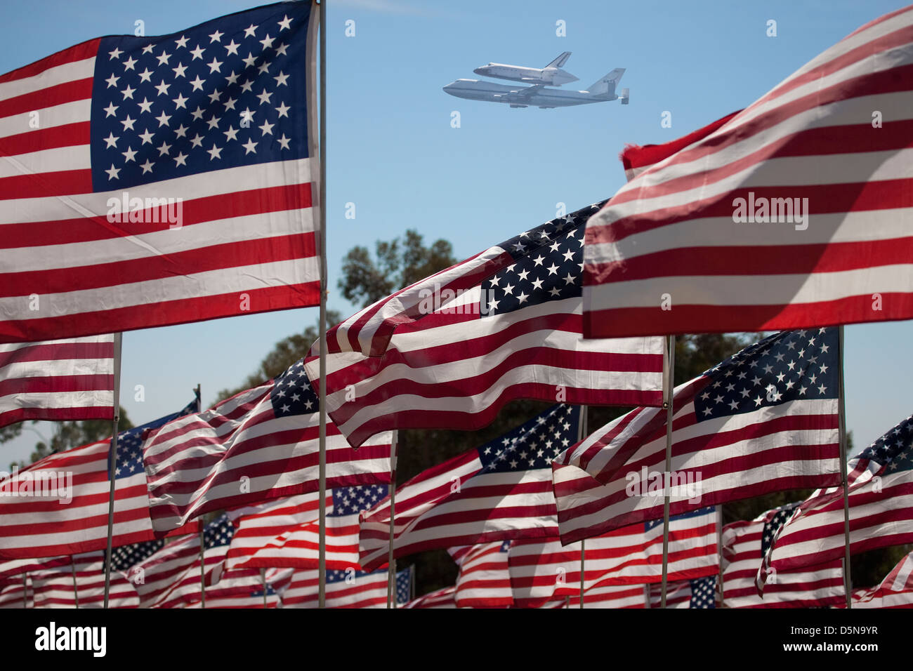 L'ultimo volo dello Space Shuttle Columbia vola su 9/21/12 su di noi le bandiere a Peperdine University in Malibu, CA Foto Stock
