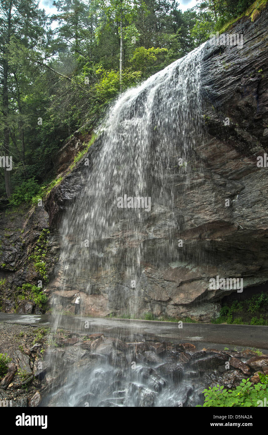 Strada sotto la cascata in prossimità di cassieri, N.C. Stati Uniti d'America Foto Stock