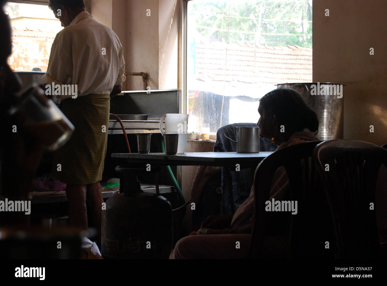 Vecchia donna in teashop in India Foto Stock