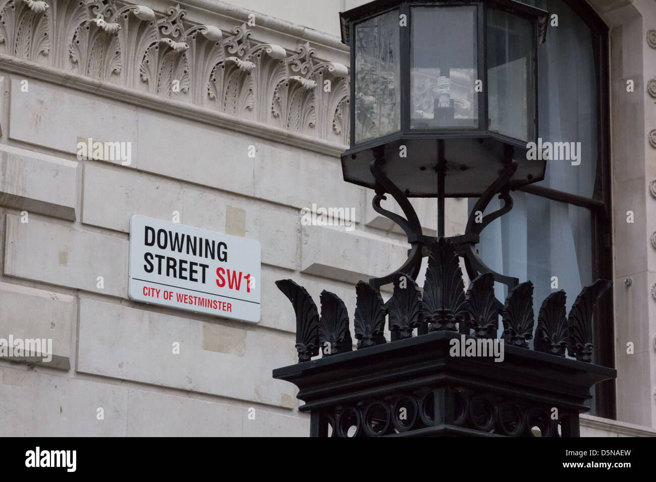 Il cartello stradale di Downing Street nel centro di Londra dove l'ufficio del Primo Ministro del Regno Unito è alloggiato. Foto Stock