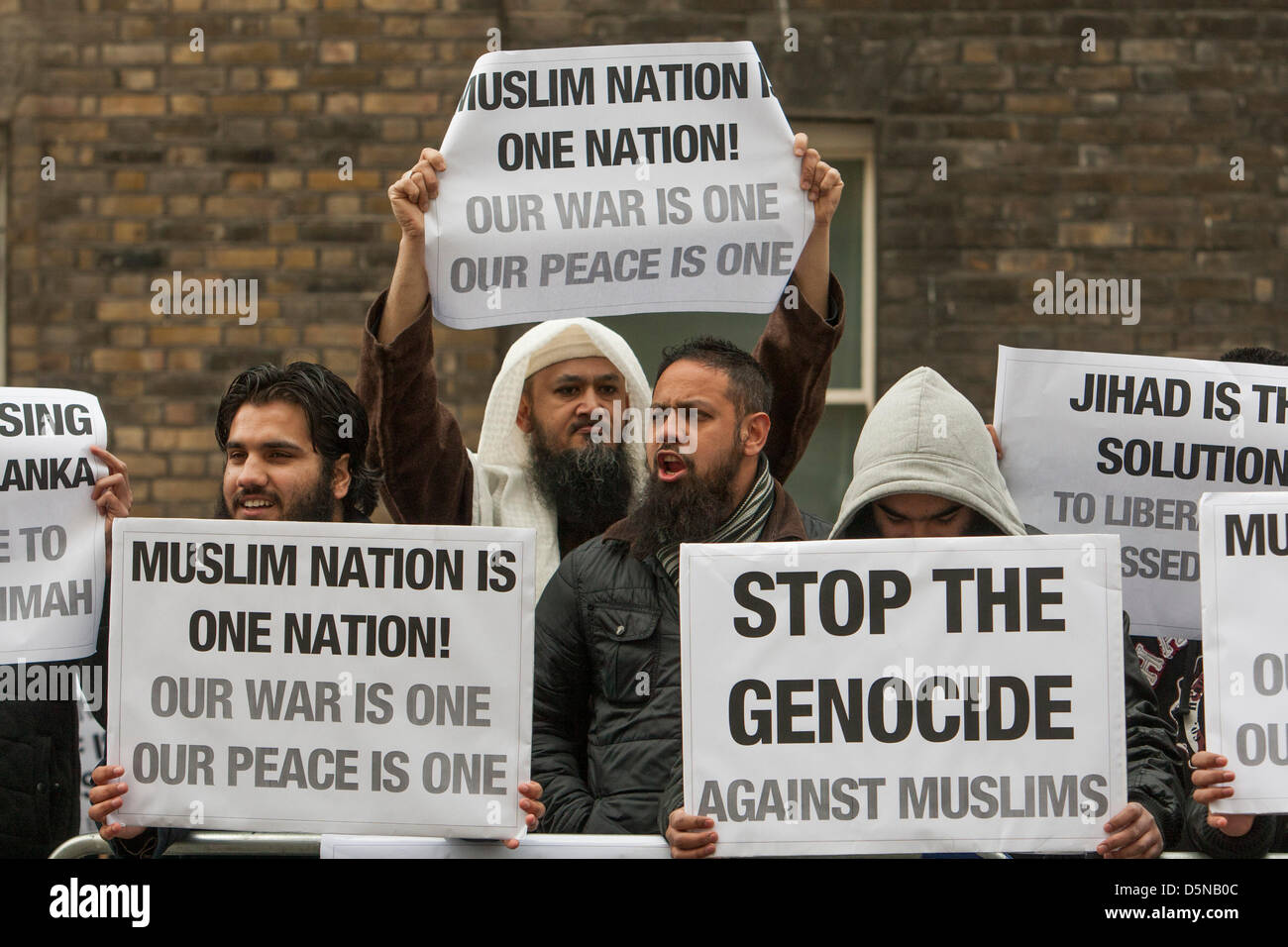 Londra, UK, 5 aprile 2013 Anjem Choudary musulmana del gruppo detengono cartelloni a dimostrazione al di fuori del Sri Lanken Alta Commissione su presunte atrocità commesse dai buddisti contro i musulmani in quel paese. Foto Stock