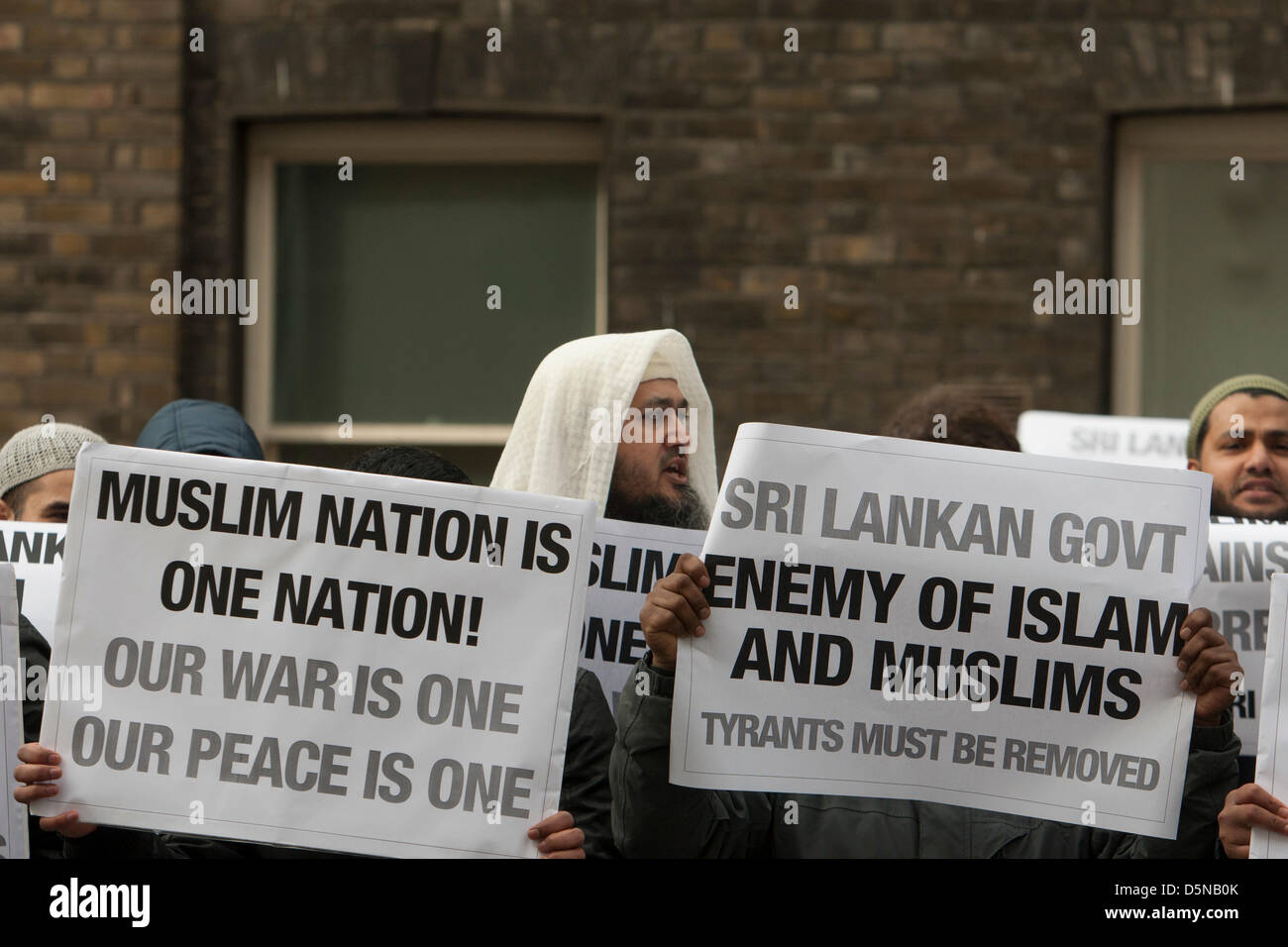 Londra, UK, 5 aprile 2013 Anjem Choudary musulmana del gruppo detengono cartelloni a dimostrazione al di fuori del Sri Lanken Alta Commissione su presunte atrocità commesse dai buddisti contro i musulmani in quel paese. Foto Stock