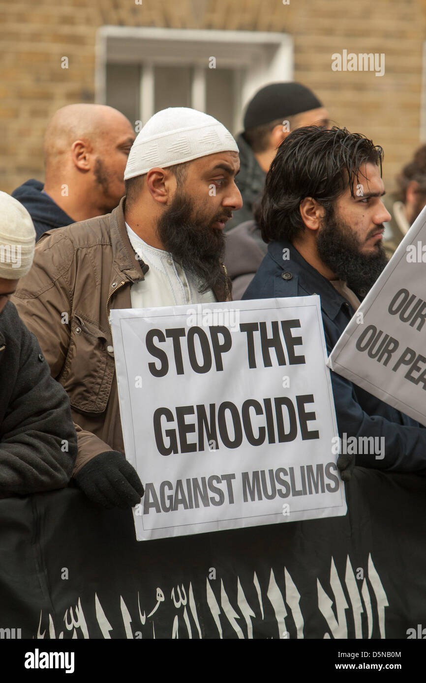 Londra, UK, 5 aprile 2013 Anjem Choudary musulmana del gruppo detengono cartelloni a dimostrazione esterna theSri Lanken Alta Commissione su presunte atrocità commesse dai buddisti contro i musulmani in quel paese. Foto Stock