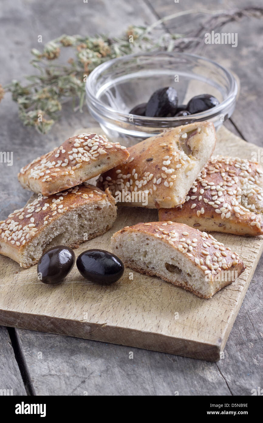 Focaccine fatte in casa con olive sul tavolo Foto Stock