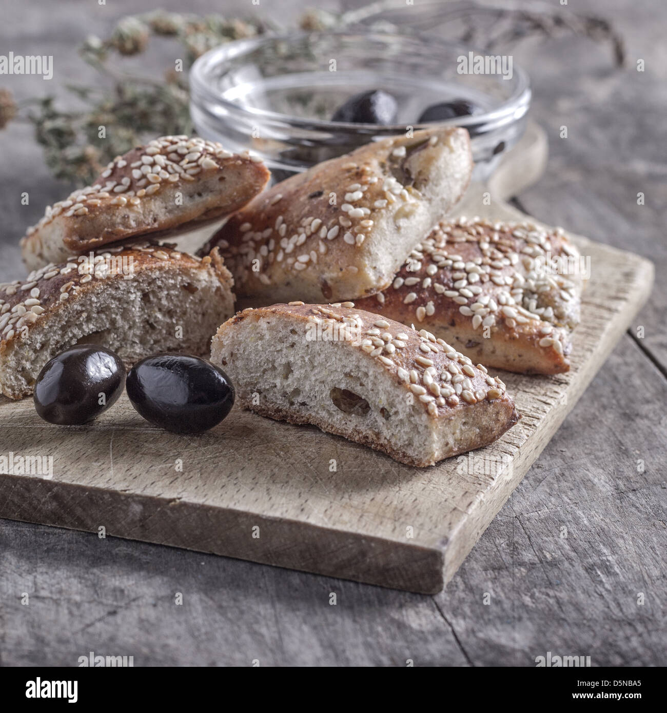 Focaccine fatte in casa con olive sul tavolo Foto Stock