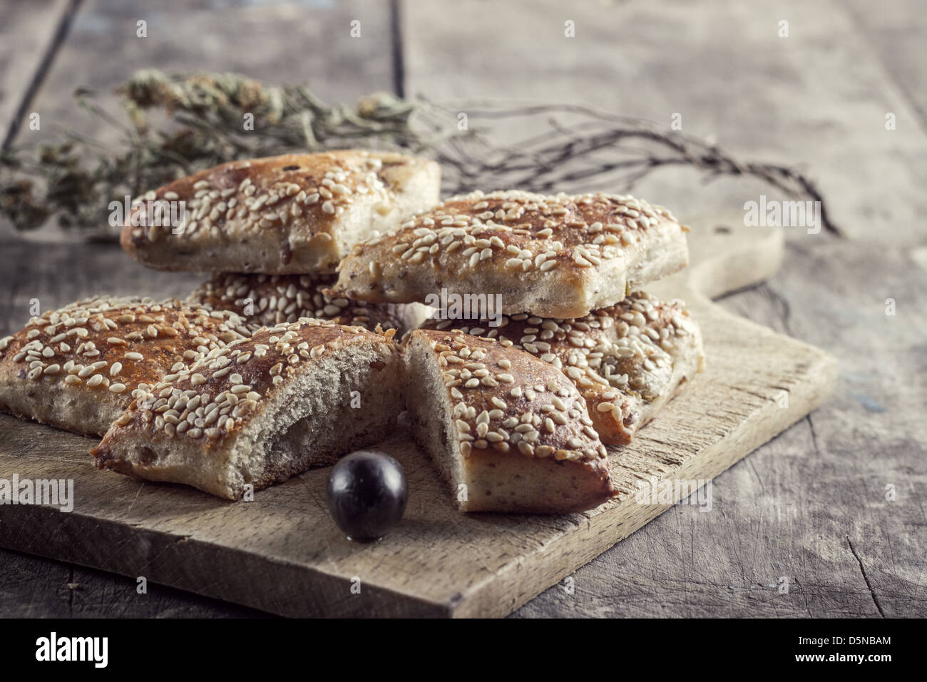 Focaccine fatte in casa con olive sul tavolo Foto Stock