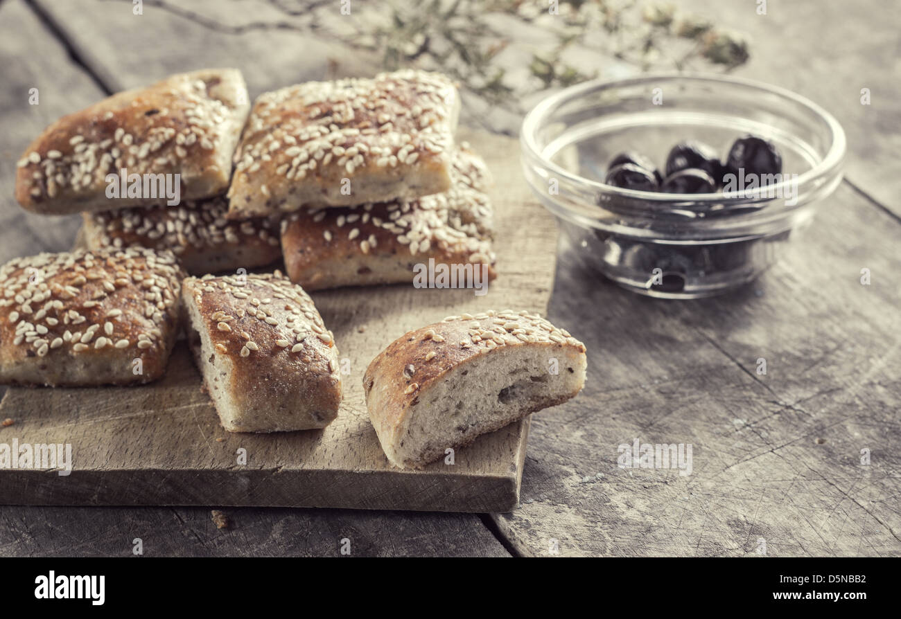 Focaccine fatte in casa con olive sul tavolo Foto Stock