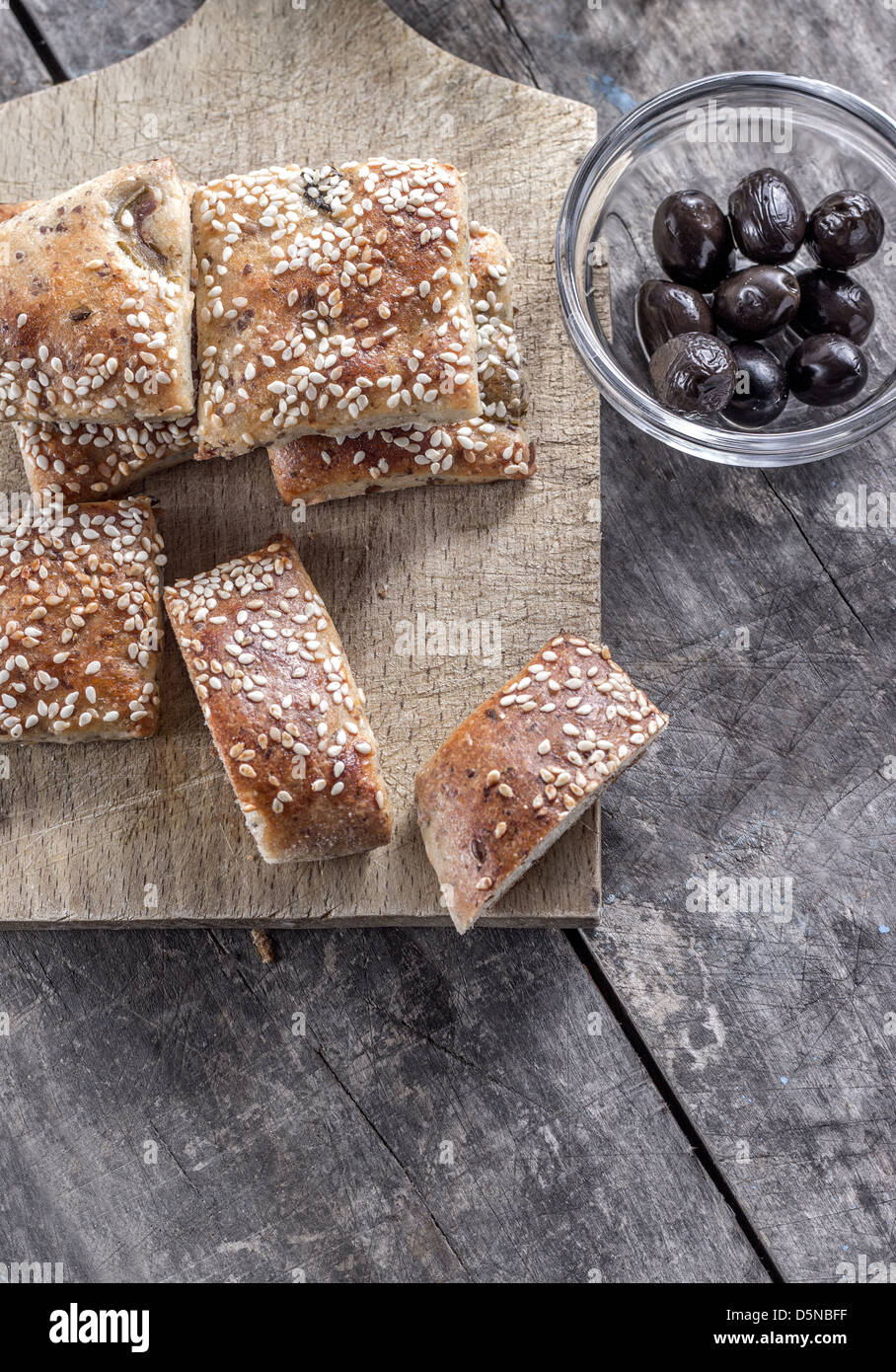 Focaccine fatte in casa con olive sul tavolo Foto Stock