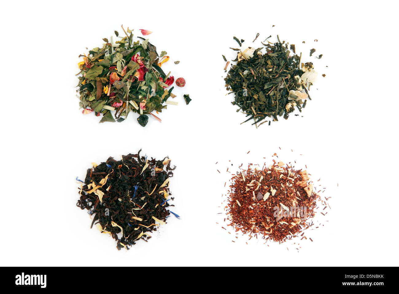 Bianco, verde, nero e rooibos tè con frutta secca e fiori su bianco Foto Stock
