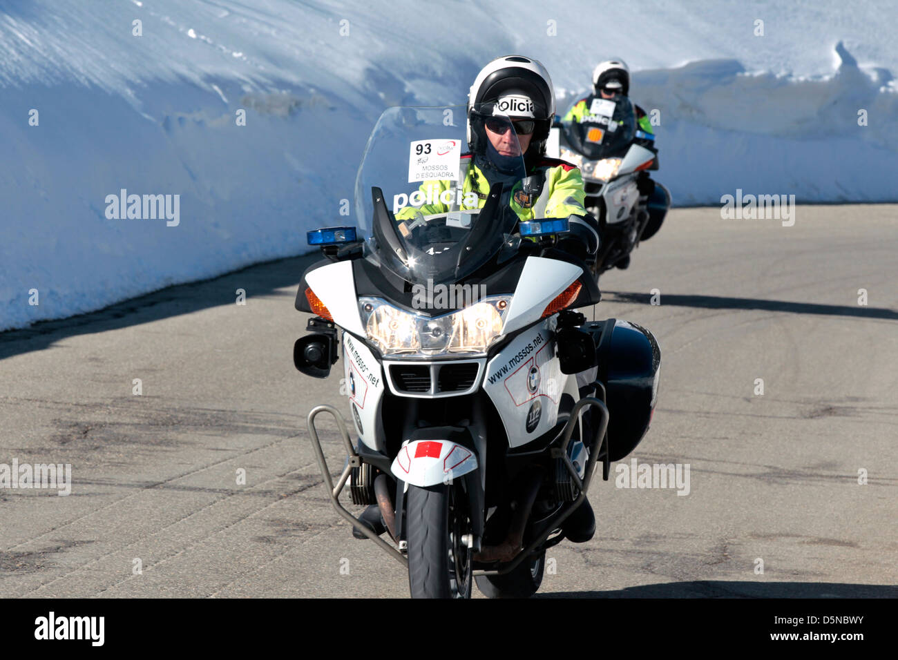 Spagnolo polizia moto pattugliano la strada nei Pirenei spagnoli prima del tour di Catalogna bike race in Vallter 2000 Foto Stock