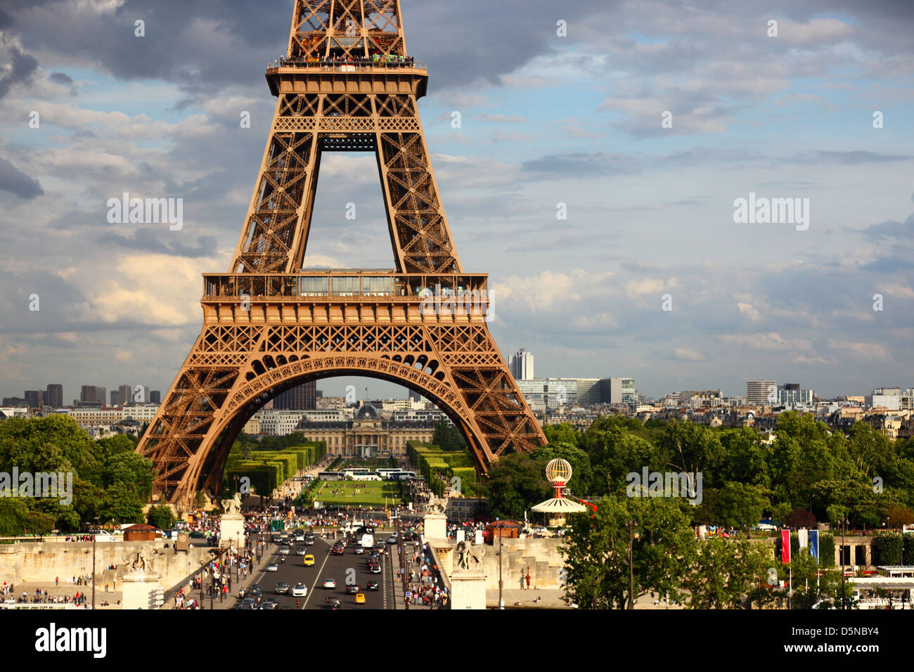 Vista della Torre Eiffel - Paris icona del viaggio con drammatica sky Foto Stock