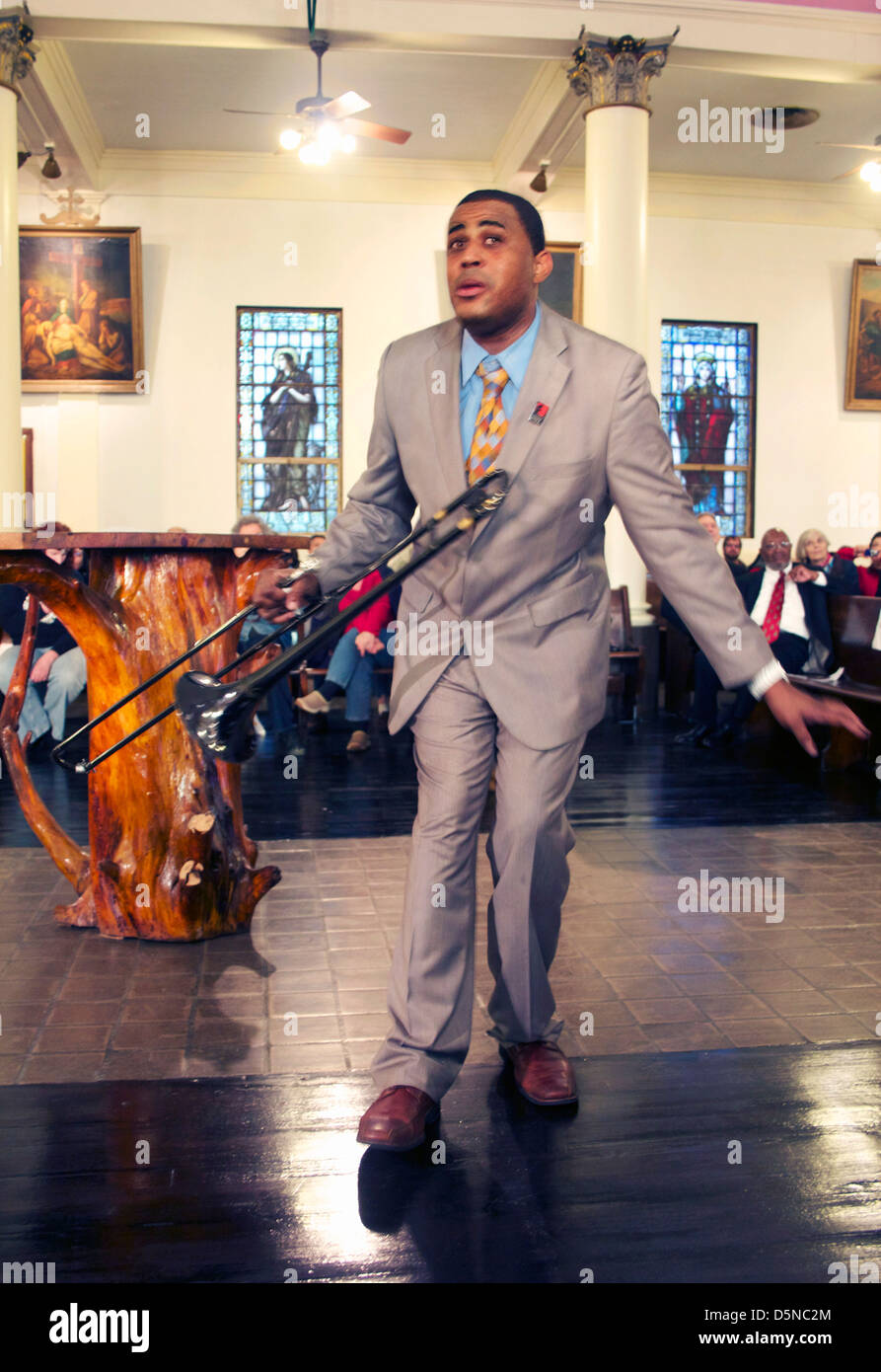 Glen David Andrews cantare brani del vangelo nella chiesa di Sant'Agostino nell'Treme Distretto di New Orleans. Foto Stock