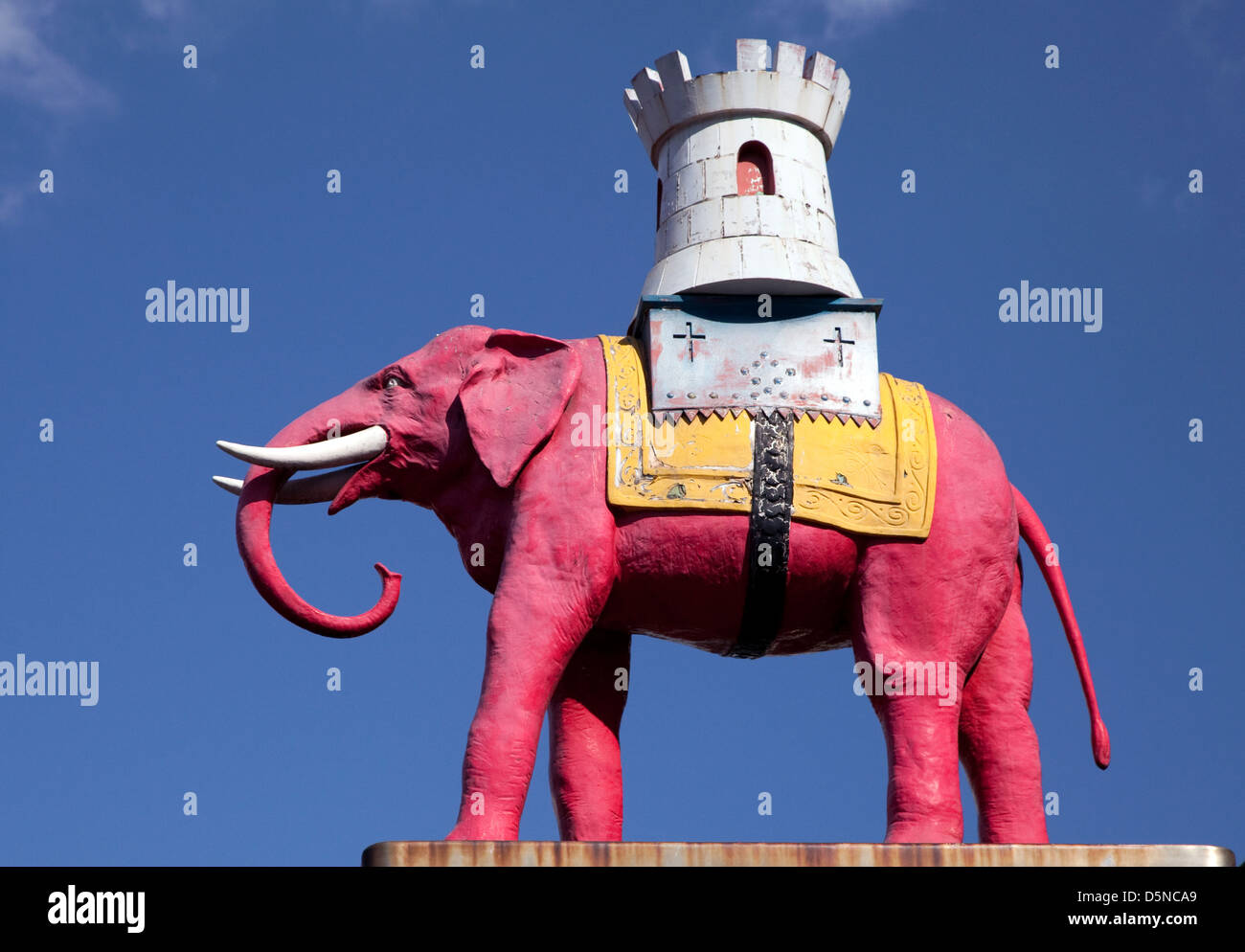Simbolo fuori di Elephant & Castle Shopping Centre nel sud di Londra Foto Stock