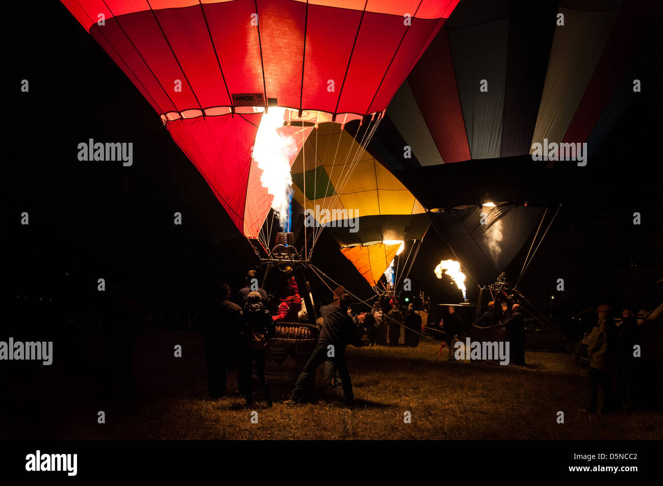 Una notte di palloncini volo durante un incontro a Mondovì Foto Stock