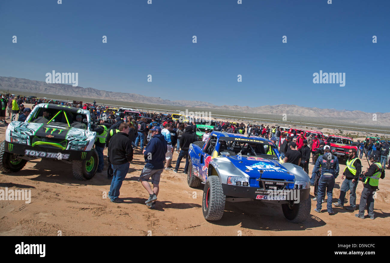 Driver, equipaggio, e sostenitori prima dell' inizio della Zecca 400 off-road auto race attraverso il Deserto Mojave Foto Stock