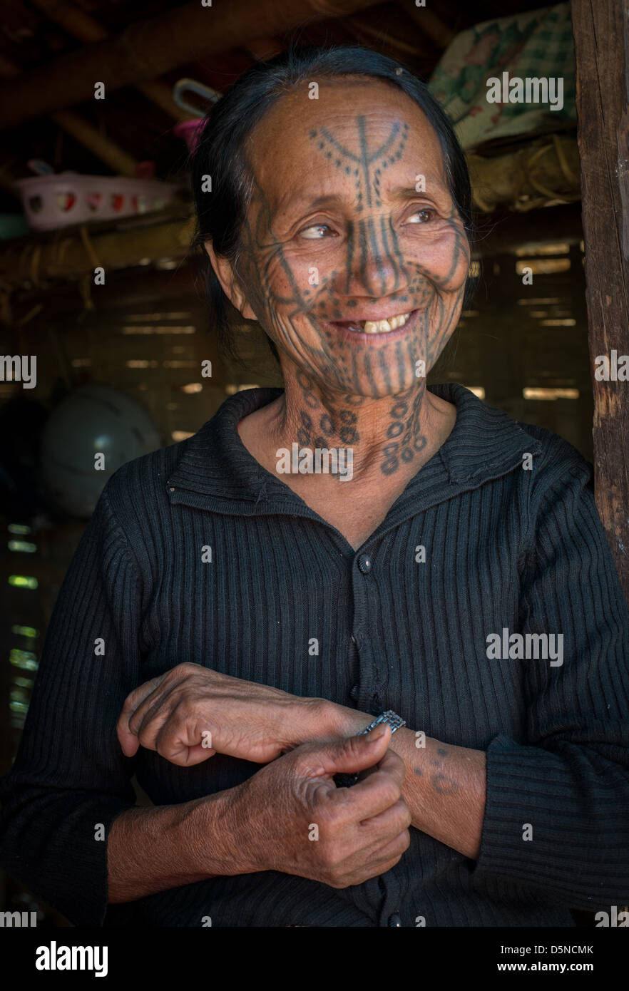 Mento della donna con tatuaggi Foto Stock