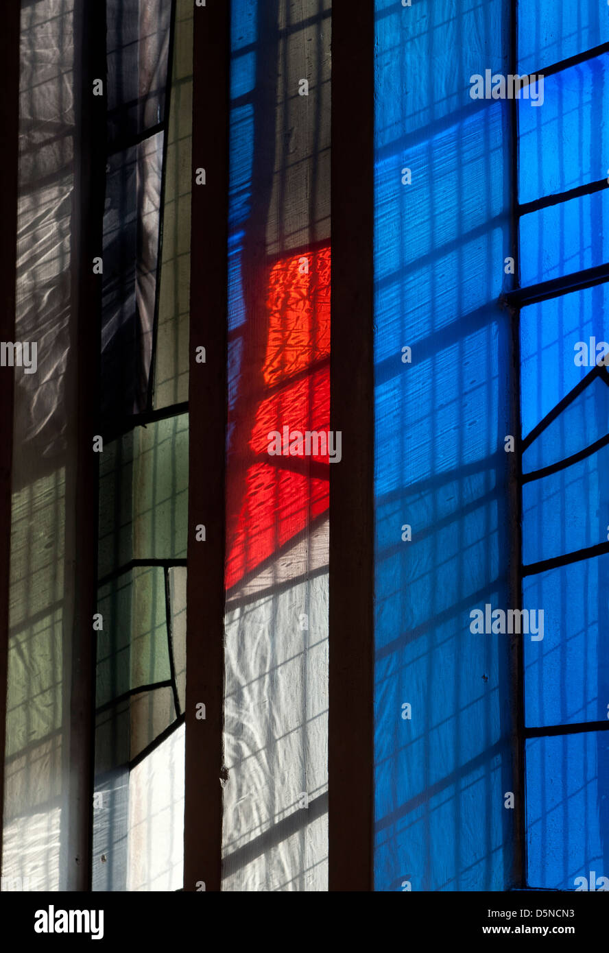 Il vetro macchiato in Saint Thomas More RC Chiesa, Sheldon, West Midlands, England, Regno Unito Foto Stock