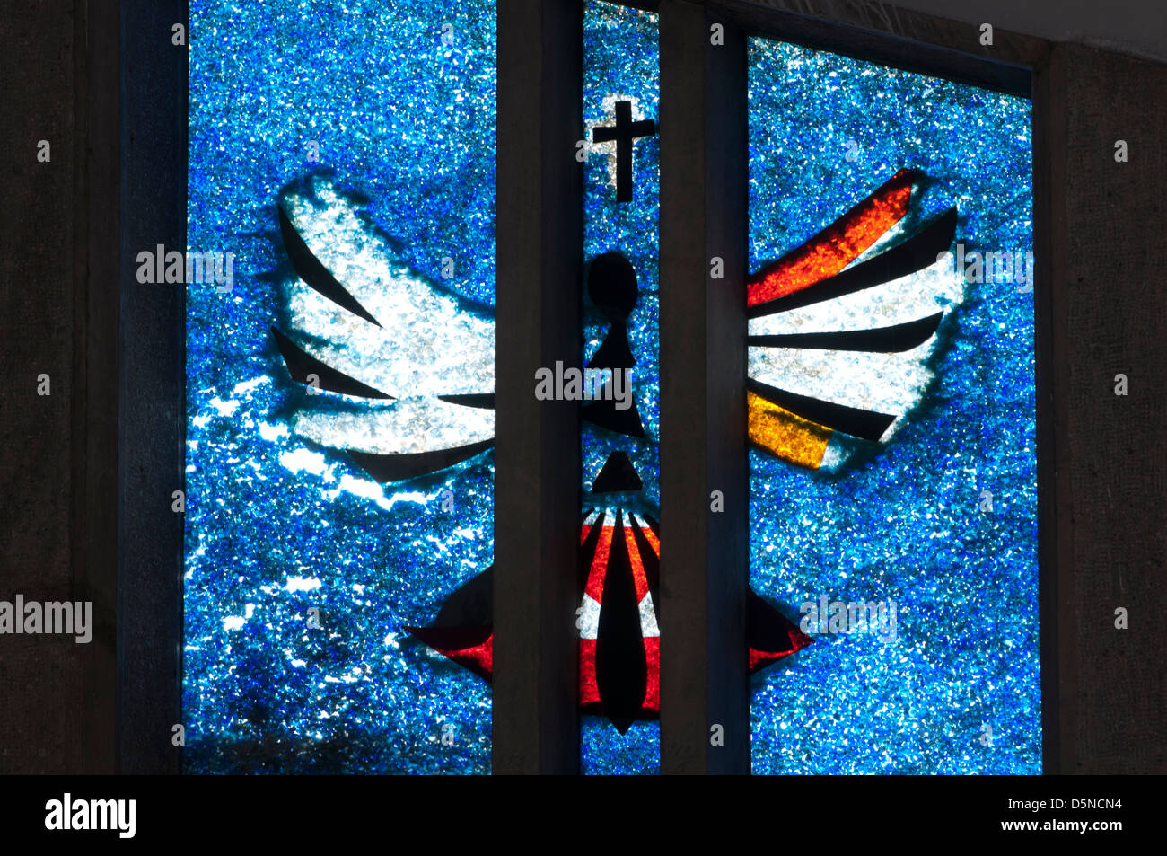 Il vetro macchiato in Saint Thomas More RC Chiesa, Sheldon, West Midlands, England, Regno Unito Foto Stock