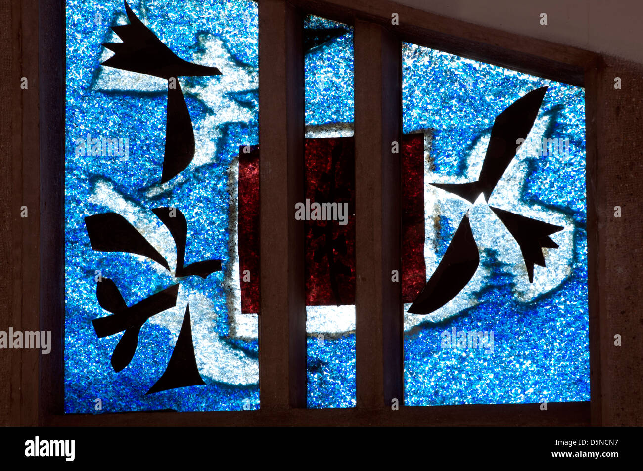 Il vetro macchiato in Saint Thomas More RC Chiesa, Sheldon, West Midlands, England, Regno Unito Foto Stock